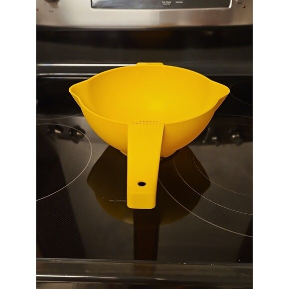 Vintage Tupperware 1523-8 Yellow 2 Qt Strainer Colander Handle 2 Spouts - Picture 3 of 15
